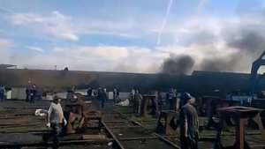 Первые минуты после взрыва на барже в Волжском попали