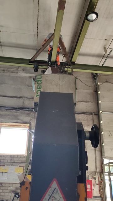 Интересный способ заменить светильник на высоте) смотреть онлайн