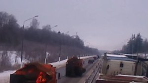 Пробка на трассе М 10. Как слуги народа объезжают пробк?