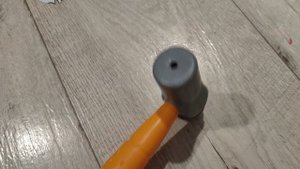 играем в игрушечный молоток для детей