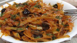 Тушеная капуста с черносливом