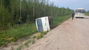 Три человека пострадали при опрокидывании автобуса в Архангельской области