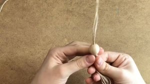 Кисточка с деревянной бусинкой