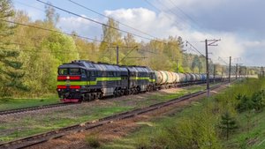 2ТЭ116-1692 "БТС" с наливным составом проследует по перегону Лукино–Манихино-2