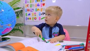 Рома и Диана Рома и Диана помогают Оливеру приучаться к горшку