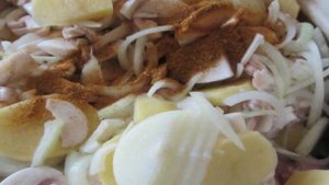 Аппетитный картофель тушенный с грибами и свининой.