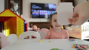 Рита распаковывает подарки от зайчика к пасхе!!!