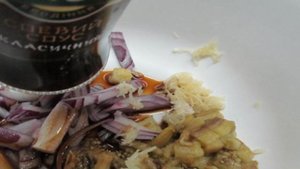 Салат с печенным баклажаном и жаренным кабачком