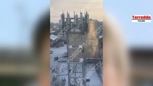 загнав в человейники на которых денег нет далее облучают пофигизацией для подавления митингов