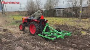 Работа мини-трактора с культиватором-окучником.