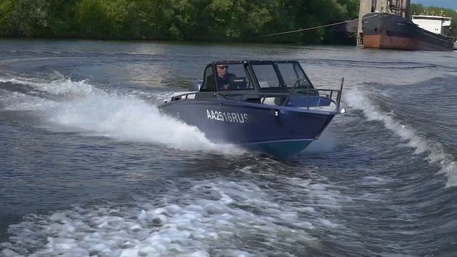 Моторная лодка Ангелина 475 на воде смотреть онлайн