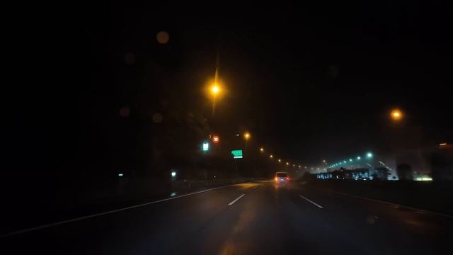 Ночная поездка под дождем по шоссе. Сон в машине