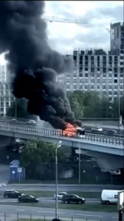 Полыхает автобус на Новокурнинском