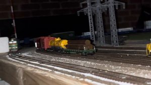 Тепловоз М62 тянет грузовой поезд СССР морфлот и конте?