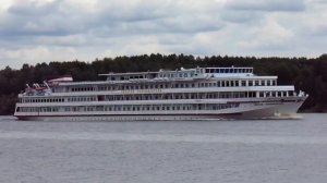 Теплоход Николай Чернышевский идёт по реке Шексне 23-06-