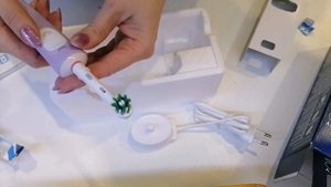 Распаковка — Электрическая зубная щетка Oral-B Vitality PRO D10