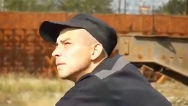 Парень классно читает рэп.