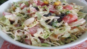 Овощной салат с фасолью и кукурузой