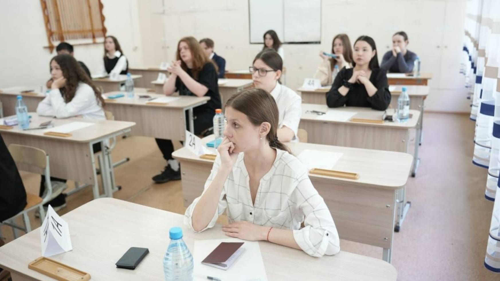 ЕГЭ по русскому языку сдают выпускники российских школ