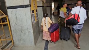 Муж мне не доверяет... Я права слова не имею, всем командует муж. Приехали в Бангалор. Румтур отеля.