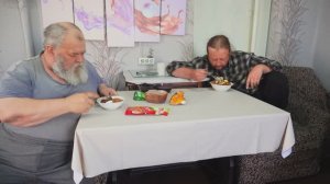 Отец сам приготовил вкусный ужин Домашние котлеты и вермишель на сковороде Убираю сорняки