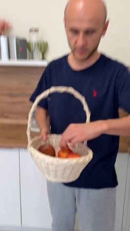 Настя постоянно покупает фрукты и не есть их