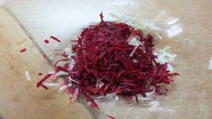 Салат из дайкона со свеклой