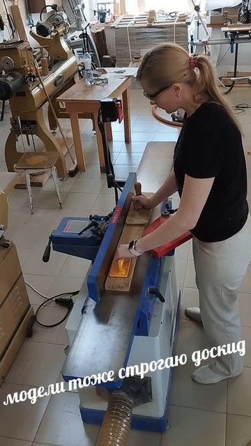 Девочки-модели отлично строгают доски. смотреть онлайн