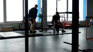 ПРАНК на КОСТЫЛЯХ в ЗАЛЕ\ПРОФИ притворился ТРАВМИРОВА