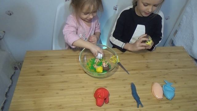 РАЗРЕЗАЕМ АНТИСТРЕСС НОЖНИЦАМИ!!!! | ЧТО ВНУТРИ СКВИШИ SQUISHY смотреть онлайн