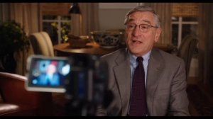 Бен Уитакер записывает видео для собеседования. Фильм Стажер 2015.