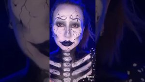 Девушка делает разные макияжи