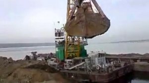 Разгрузка баржи с сапропелем. Камский сапропель.