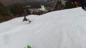 Спуск на горных лыжах по буграм Чегета