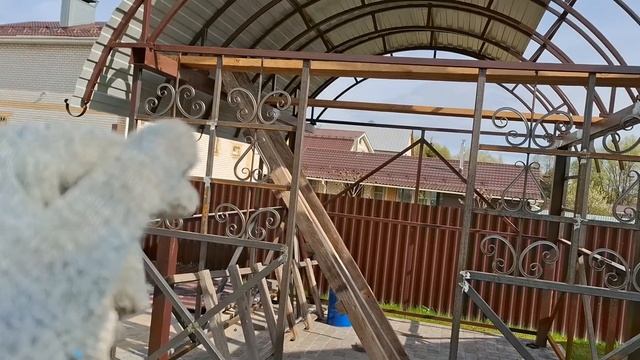 Гнем профлист вместо поликарбоната по аркам навеса мангальной, барбекю зоны.