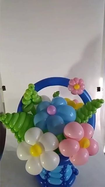 Цветы из шаров в плетеной корзинке. Москва и МО