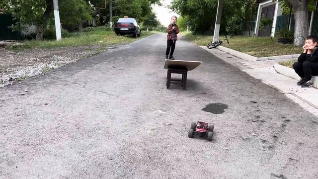 Машинка на радиоуправлении прыгает с трамплина beamng driv смотреть онлайн