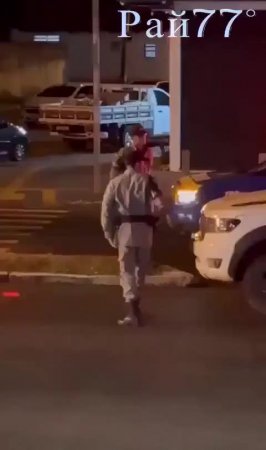 Страж порядка «приземлил» тучного автовладельца и попал на видео в Бразилии