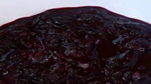 Жареный лосось с черничным соусом