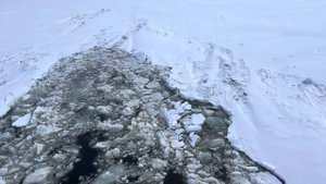 Ледокол колет лед.