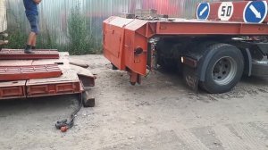 Цепляем низкорамный прицеп с передним самозаедом и грузом в 33 т.