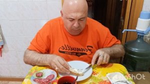 Мукбанг. Кофе, дорогая колбаса и плавленый сыр. Про отпуск и моего друга.