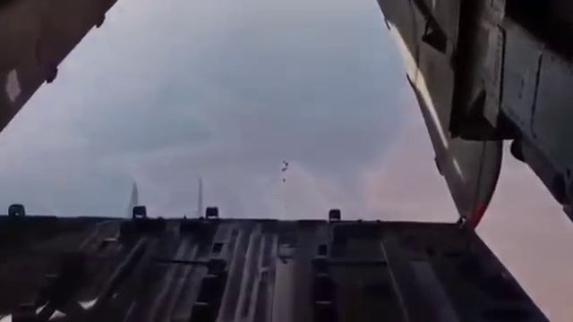 СУ 30 заглянул в грузовой отсек ИЛ76 смотреть онлайн