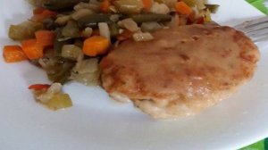 Котлеты из трех видов мяса с соусом