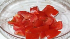 Салат из отварной курицы с овощами