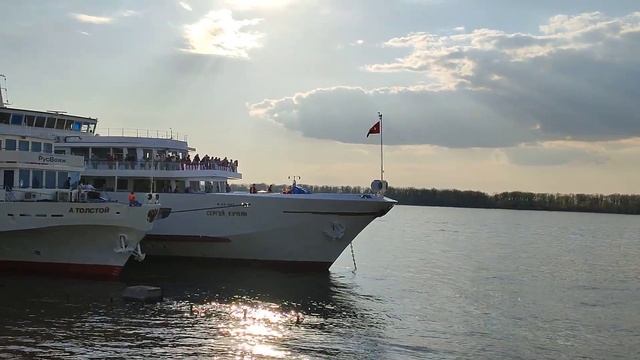 Отшвартовка теплохода Сергей Кучкин и подъём левого я смотреть онлайн