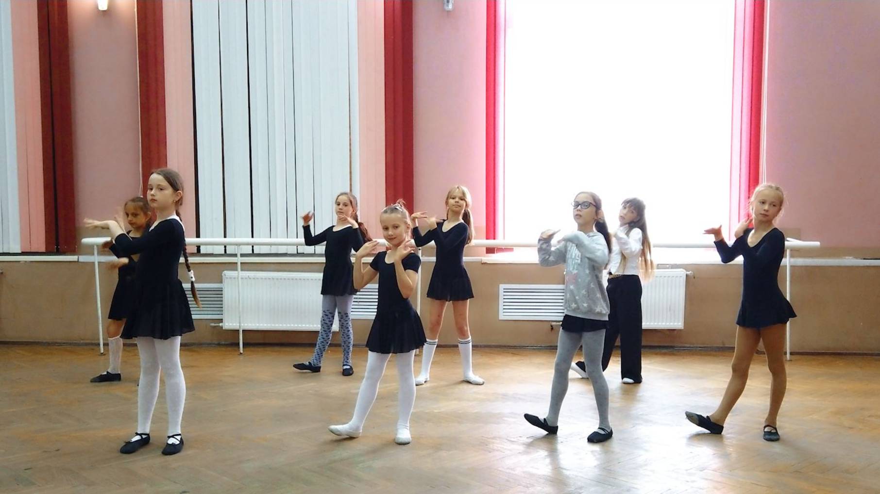 Мы кружок нарисовали, танец для детей смотреть онлайн