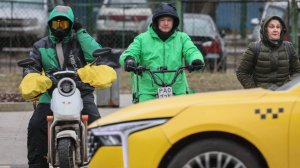 Иностранцам могут запретить работать курьерами и в такси в Петербурге