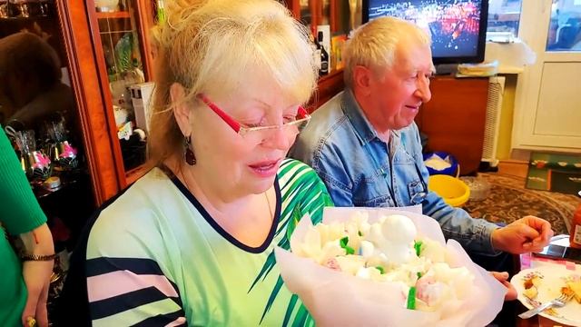 ВЛОГ: 💐 8 МАРТА! 🥂 ПОДАРКИ! 🎁 ПОЗДРАВЛЕНИЕ! 😘 смотреть онлайн