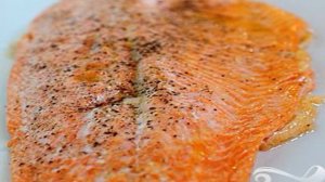 Жареный лосось с картофелем, спаржей и каперсами